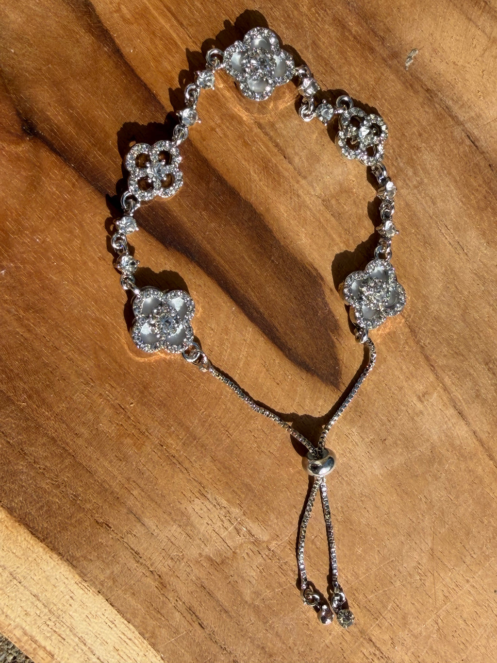 Bracelet fleurs blanc et strass argenté – Acier Inoxydable