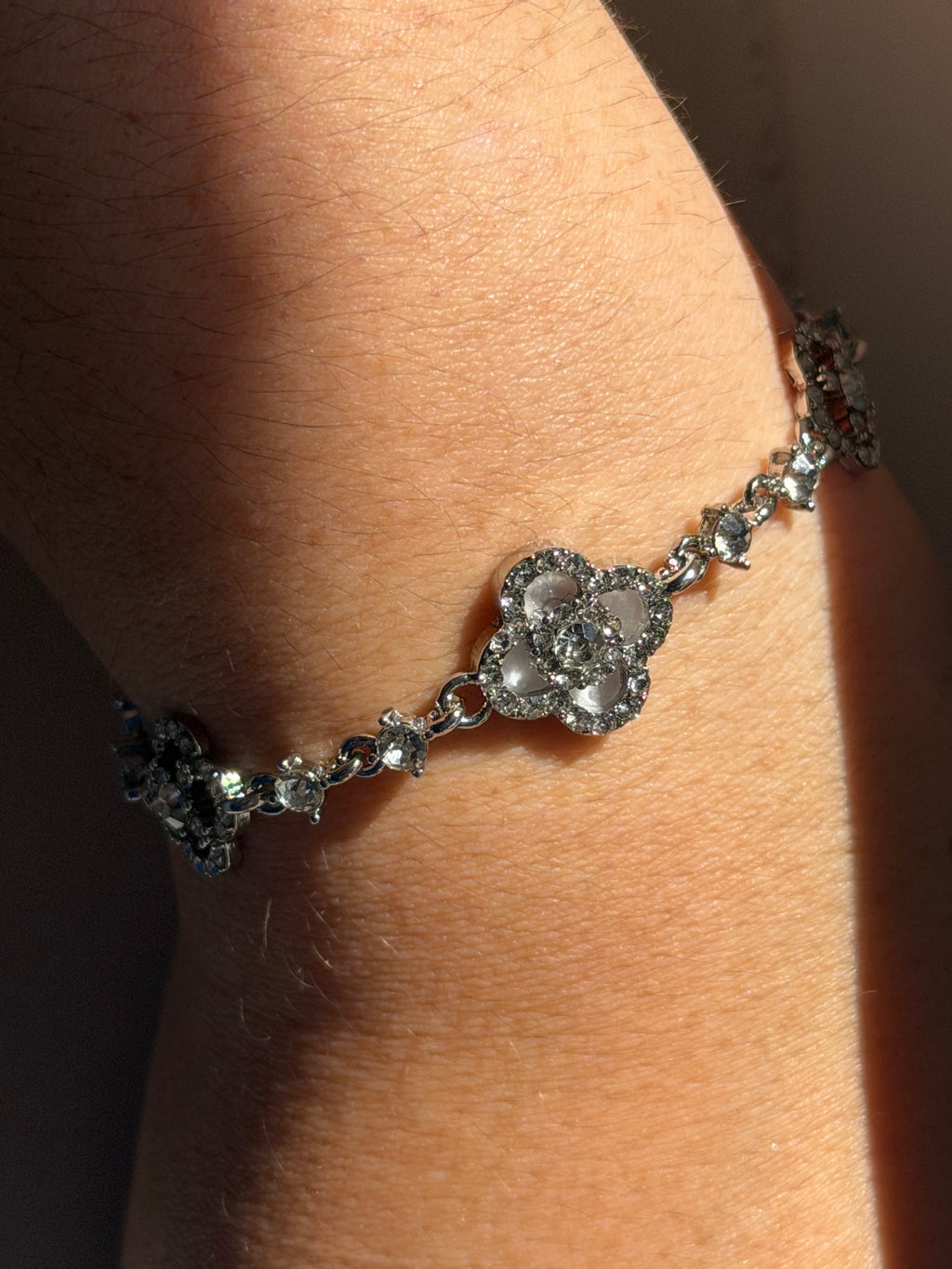 Bracelet fleurs blanc et strass argenté – Acier Inoxydable