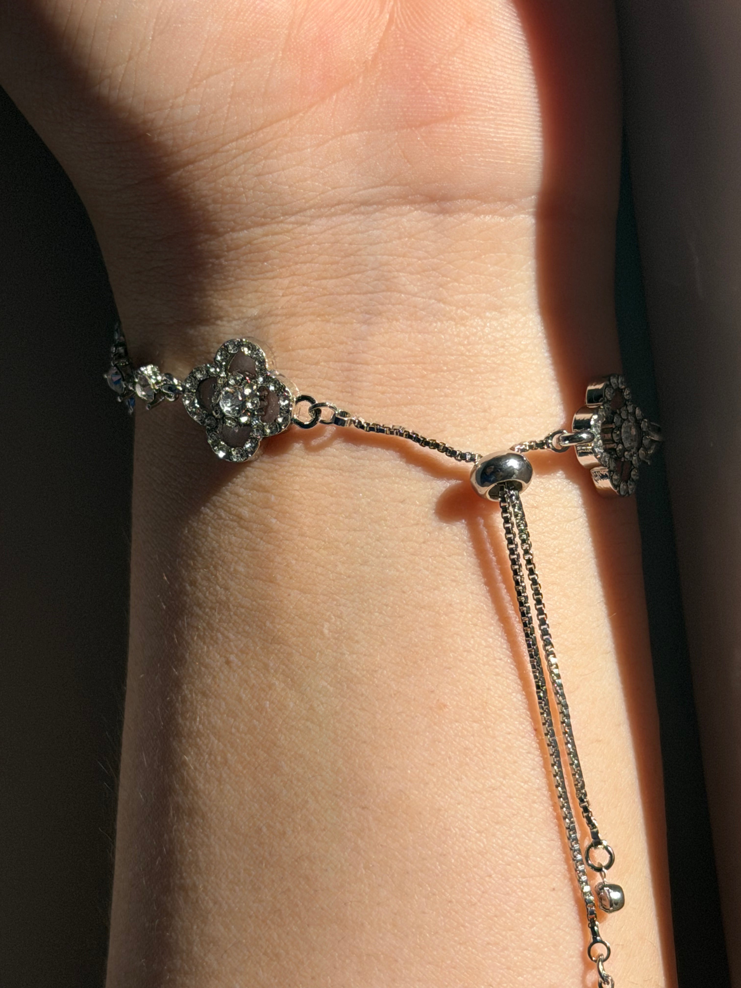 Bracelet fleurs blanc et strass argenté – Acier Inoxydable